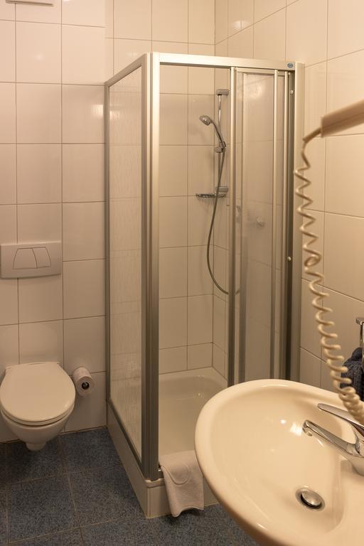 Hotel Zur Eisenbahn رنينغن المظهر الخارجي الصورة
