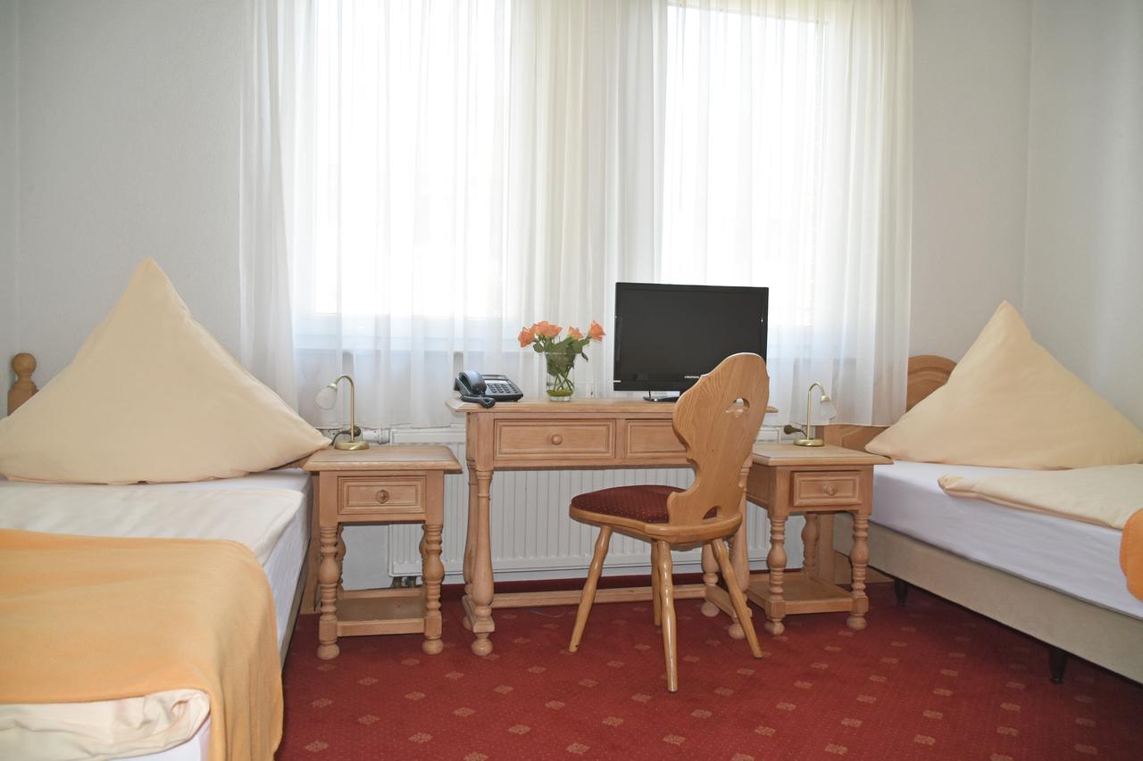 Hotel Zur Eisenbahn رنينغن المظهر الخارجي الصورة